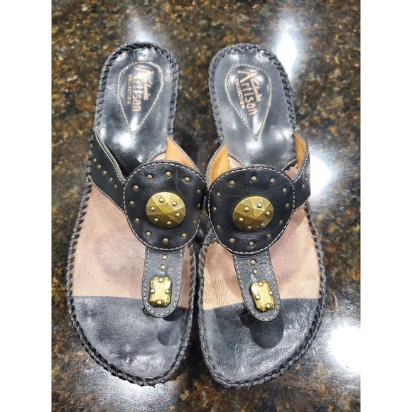 Clarks Artisan Collection Women's Black Leather Upper T-strap Wedge Sandals 8M - Picture 2 of 12